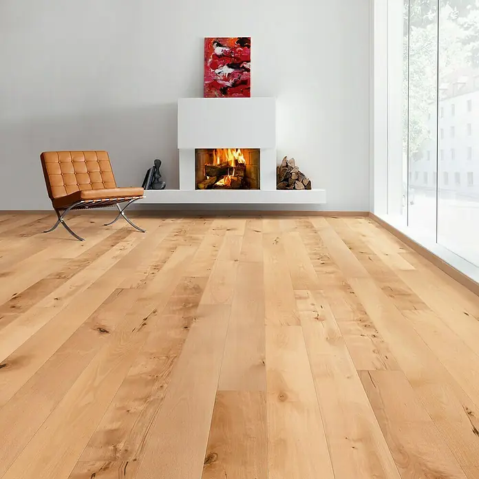 Living by Haro Parkett - Buche gedämpft, Landhausdiele, 2.200 x 180 x 13,5 mm - Elegantes Interieur mit einem hellen Hartholzboden, einem modernen Kamin und einem stilvollen Ledersessel. Die Hartholz-Bodenbeläge verleihen dem Raum Wärme und Charakter.
