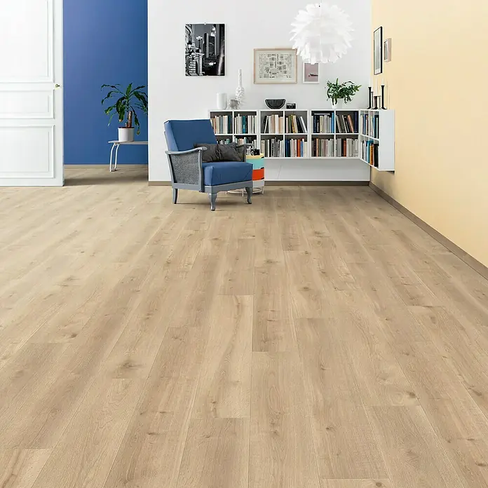 Living by Haro Laminatmuster Eiche Melina - 290 x 193 x 7 mm, Landhausdiele - Ein heller Holzbodenbelag erstreckt sich in einem Wohnraum mit blauer Akzentwand, Bücherregal und einem blauen Sessel.
