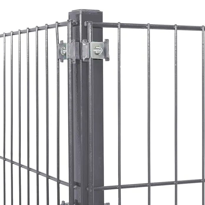 Peddy Shield Zaun-Set - 200 x 75 cm, Anthrazit, Mit Eckpfosten und zum Einbetonieren - Nahaufnahme eines grauen Metallzauns mit Maschendraht und Befestigungsklammern, die die Zaunelemente an einem Pfosten sichern.