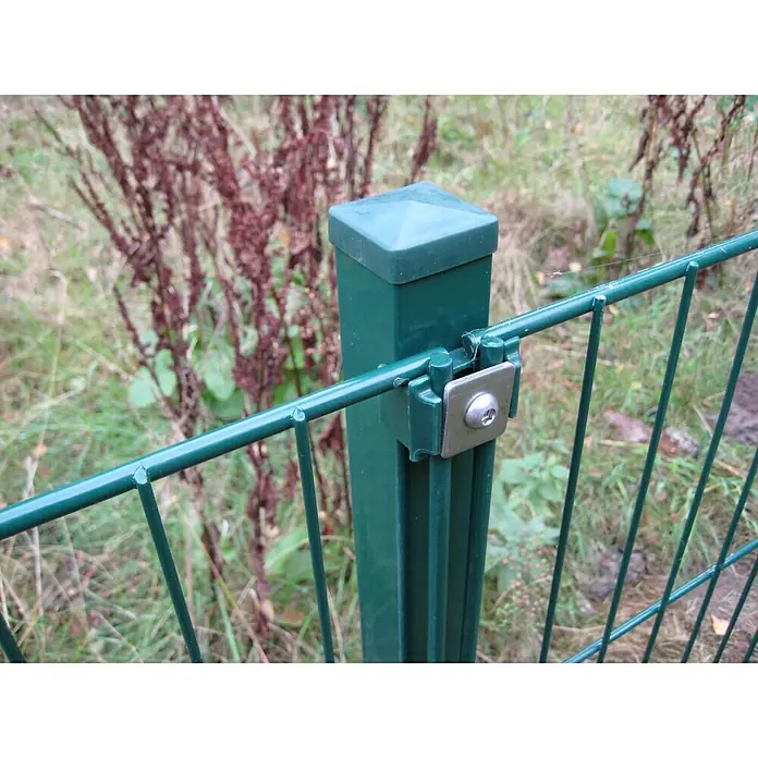 Peddy Shield Zaun-Set - 200 x 100 cm, Grün, Mit Standardpfosten zum Aufschrauben - Nahaufnahme eines grünen Zaunpfostens mit Drahtzaun, der mit einer Metallklammer und Schraube befestigt ist. Der Fokus liegt auf der stabilen Zaunbefestigung.