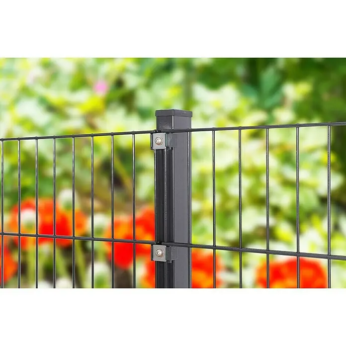 Peddy Shield Zaun-Set - 200 x 125 cm, Anthrazit, Mit Standardpfosten zum Aufschrauben - Nahaufnahme eines Doppelstabmattenzauns mit Pfosten und Befestigungselementen vor verschwommenem, natürlichem Hintergrund.