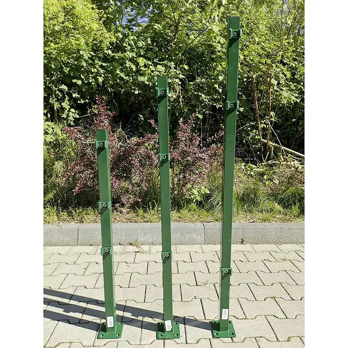 Peddy Shield Eckpfosten - Höhe: 90 cm, Grün - Drei grüne Zaunpfosten unterschiedlicher Höhe stehen auf Pflastersteinen vor einer grünen Hecke.