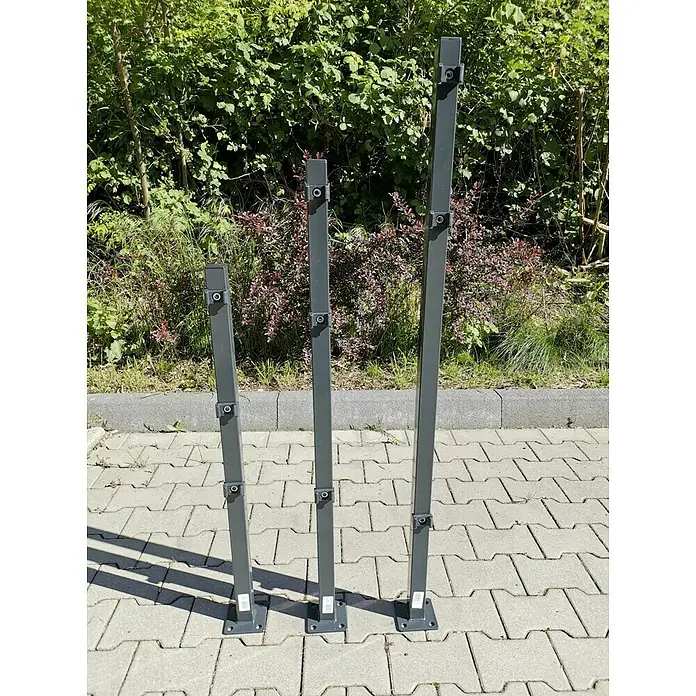 Peddy Shield Eckpfosten - Höhe: 90 cm, Anthrazit - Drei graue Zaunpfosten unterschiedlicher Höhe stehen auf Pflastersteinen vor Büschen.