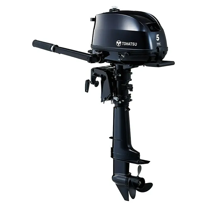 Tohatsu Außenbordmotor MFS 5 DDS - 3,7 kW, Pinnensteuerung, Kurzschaft, Seilzug - Schwarzer Tohatsu 5-PS-Außenbordmotor, ideal für kleine Boote. Der Motor ist robust und zuverlässig für Freizeit und Arbeit auf dem Wasser.