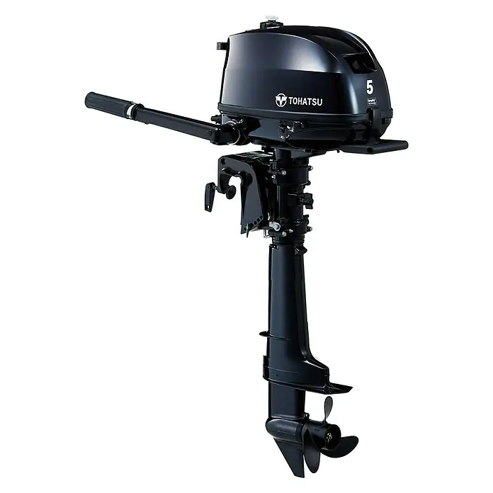Tohatsu Außenbordmotor MFS 5 DDL - 3,7 kW, Pinnensteuerung, Langschaft, Seilzug - Das Bild zeigt einen Tohatsu 5 PS Außenbordmotor in Schwarz, ideal für kleine Boote und Wassersport.