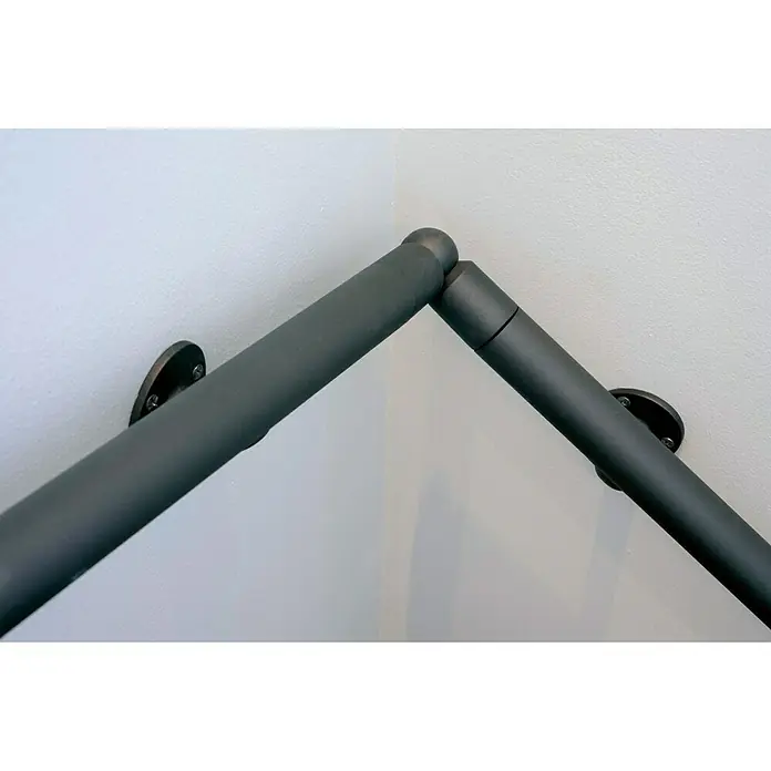 Codo de 90º a 180º para pasamanos Negro - Diámetro: 40 mm, Aluminio - Un primer plano de una esquina con un pasamanos metálico gris montado en la pared. El pasamanos es robusto y proporciona apoyo.