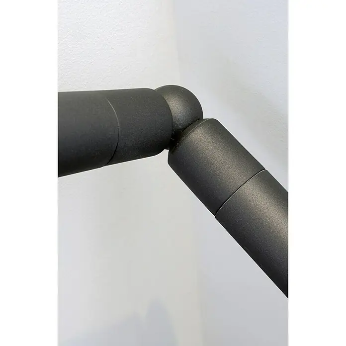 Codo de 90º a 180º para pasamanos Negro - Diámetro: 40 mm, Aluminio - Primer plano de una lámpara negra mate con rótula, que combina diseño y funcionalidad.