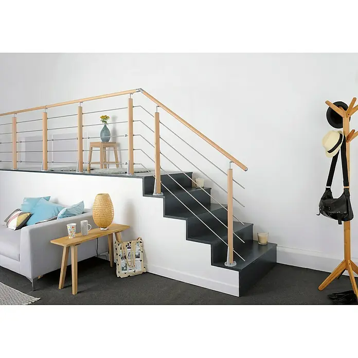 Panel protector para baranda - Transparente, 94 cm x 47 cm x 4 mm - La imagen muestra una barandilla de escalera moderna con pasamanos de madera y cables de acero inoxidable, integrándose perfectamente en el interior luminoso.