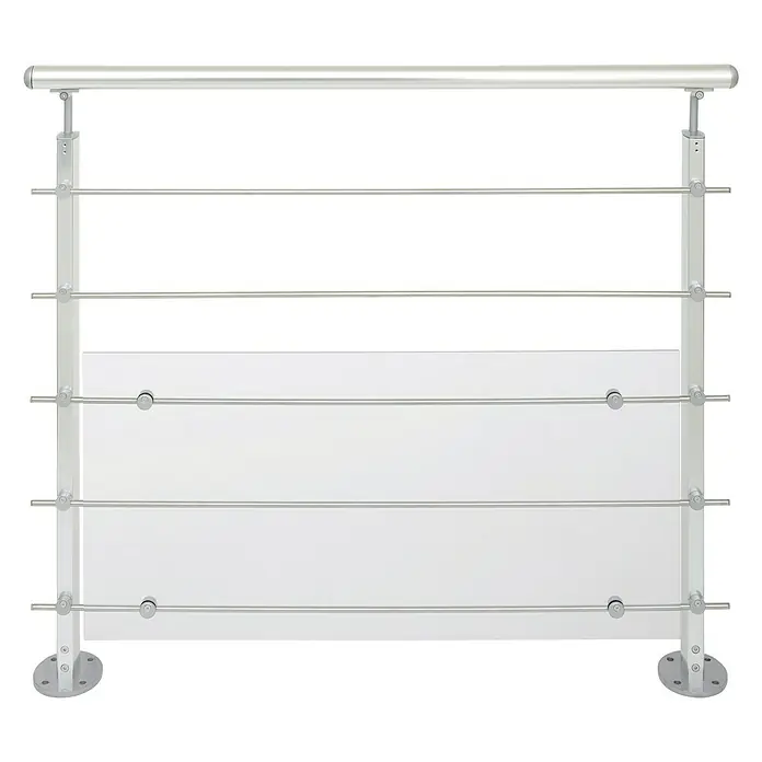 Panel protector para baranda - Transparente, 94 cm x 47 cm x 4 mm - La imagen muestra una barandilla moderna con barras plateadas y un panel de vidrio transparente en la parte inferior. La construcción se ve robusta y elegante.