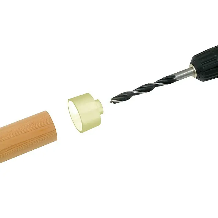 Acoplamiento para tubo - 1 ud. - Esta imagen muestra un taladro y una varilla de madera que están a punto de conectarse. La herramienta está lista para taladrar un agujero.