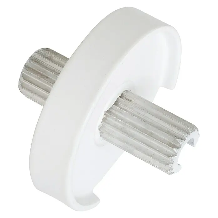 Embellecedor Inoline Blanco - Aluminio, Plateado - Primer plano de una manilla de ventana blanca con un pasador metálico estriado, diseñada para ventanas oscilobatientes.