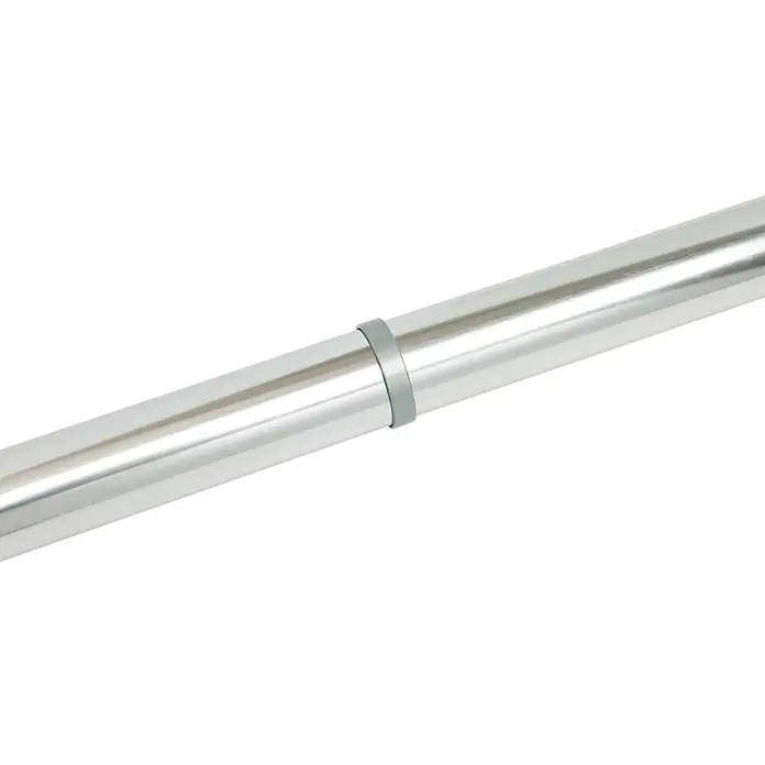 Embellecedor Inoline Negro - Aluminio, Plateado - Primer plano de una barra de metal plateada con una funda gris en el centro, que muestra su robusta construcción para el uso diario.