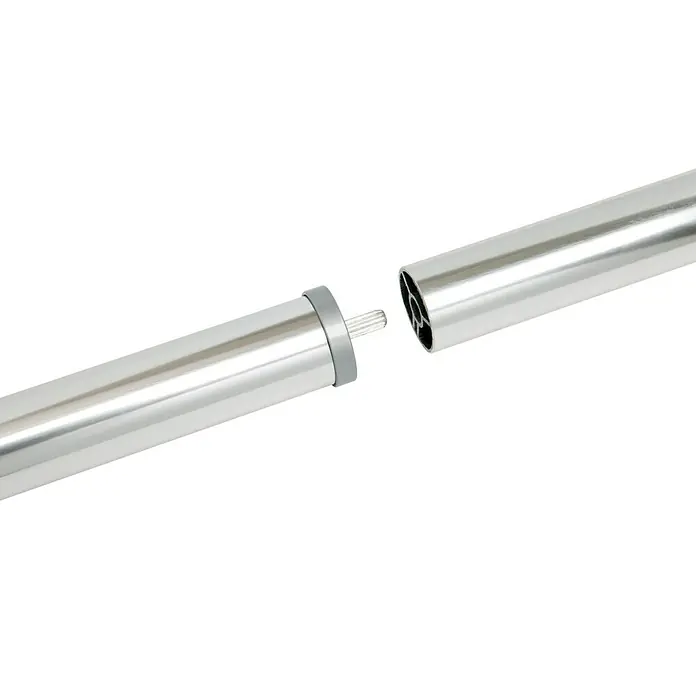 Embellecedor Inoline Negro - Aluminio, Plateado - Vista detallada de una barra de cortina telescópica plateada que se extiende para facilitar la instalación.\n