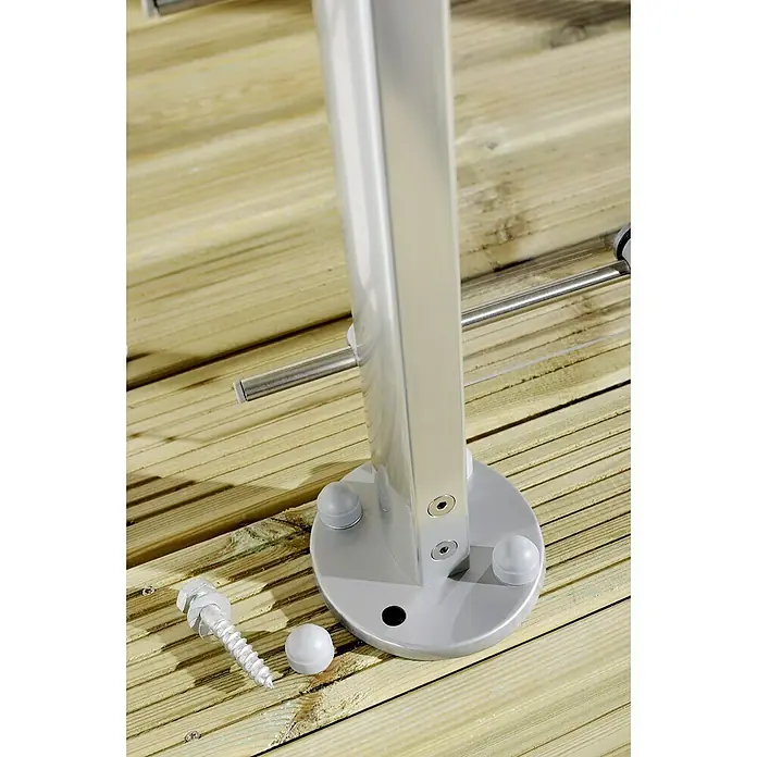 Tornillo autorroscante Blanco suelo de madera - 10 x 70 mm, Acero - Primer plano de un soporte de barandilla plateado con tornillo y tapa de cobertura sobre un suelo de madera, mostrando los elementos de montaje.