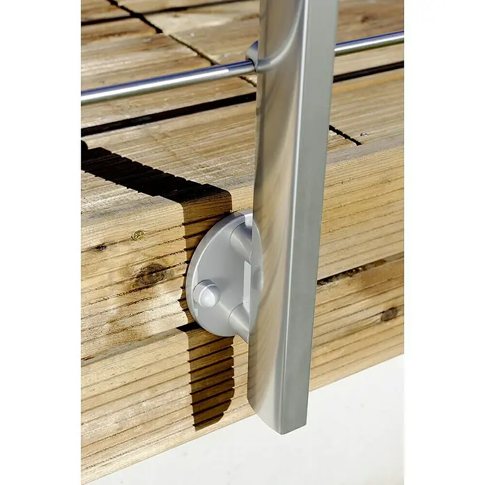 Tornillo autorroscante Blanco suelo de madera - 10 x 70 mm, Acero - Primer plano de una barandilla moderna de acero inoxidable montada en una cubierta de madera, mostrando un diseño elegante y seguro.
