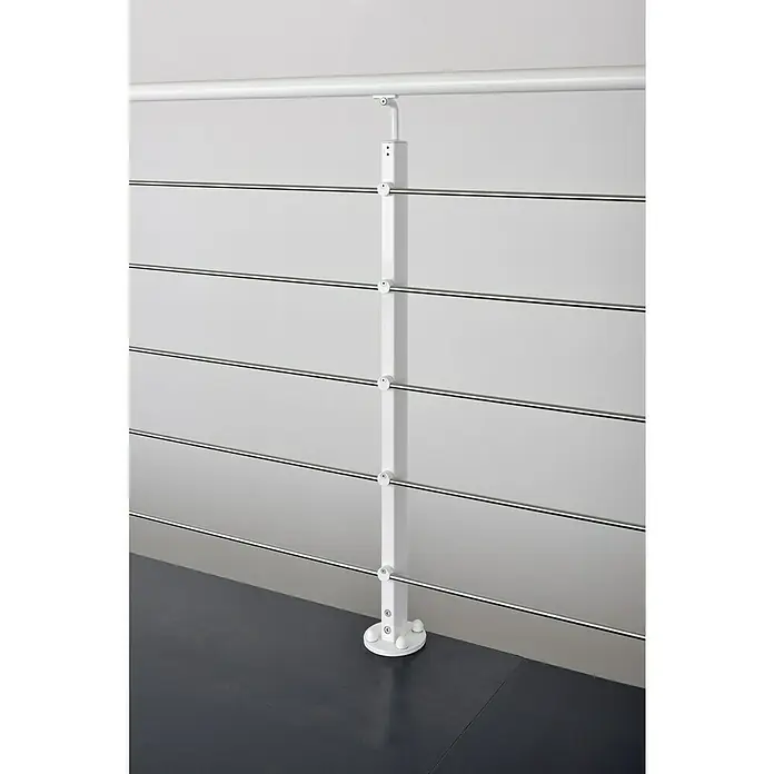 Poste de fijación plana para barandilla - 55 mm x 35 mm x 1,12 m, Blanco - Primer plano de una barandilla blanca con cables horizontales de acero inoxidable, destacando su diseño moderno y materiales de alta calidad.
