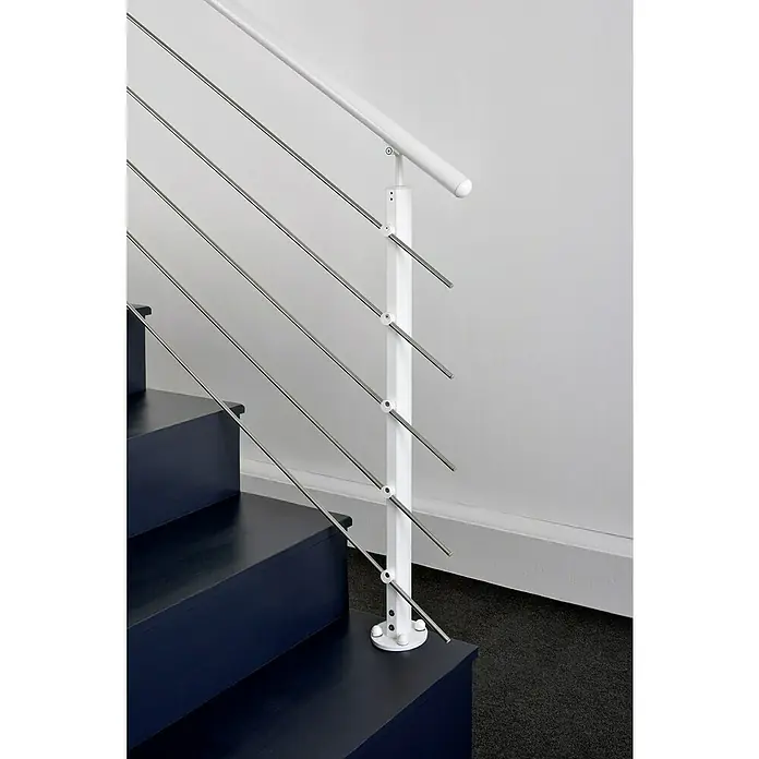 Poste de fijación plana para barandilla - 55 mm x 35 mm x 1,12 m, Blanco - Primer plano de una barandilla de escalera moderna con postes blancos y cables horizontales de acero inoxidable.