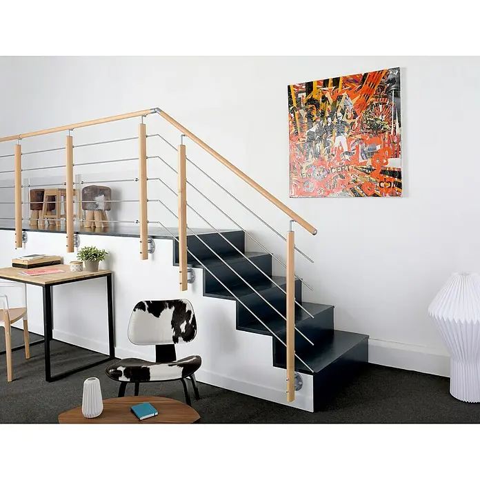 Poste de fijación lateral para barandilla - 55 mm x 35 mm x 1,12 m, Haya - Barandilla de escalera moderna con pasamanos de madera y cables de acero inoxidable. Diseño elegante para interiores contemporáneos, combinando seguridad y estética.