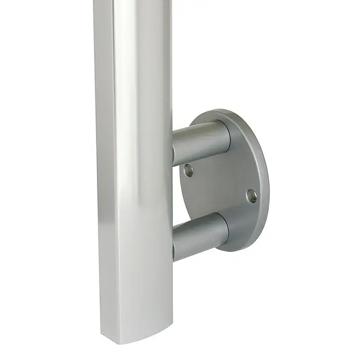 Espaciador lateral de poste Blanco - 2 ud. - Primer plano de una barra de apoyo plateada moderna con un soporte de pared. Ideal para mayor seguridad y apoyo en el baño.
