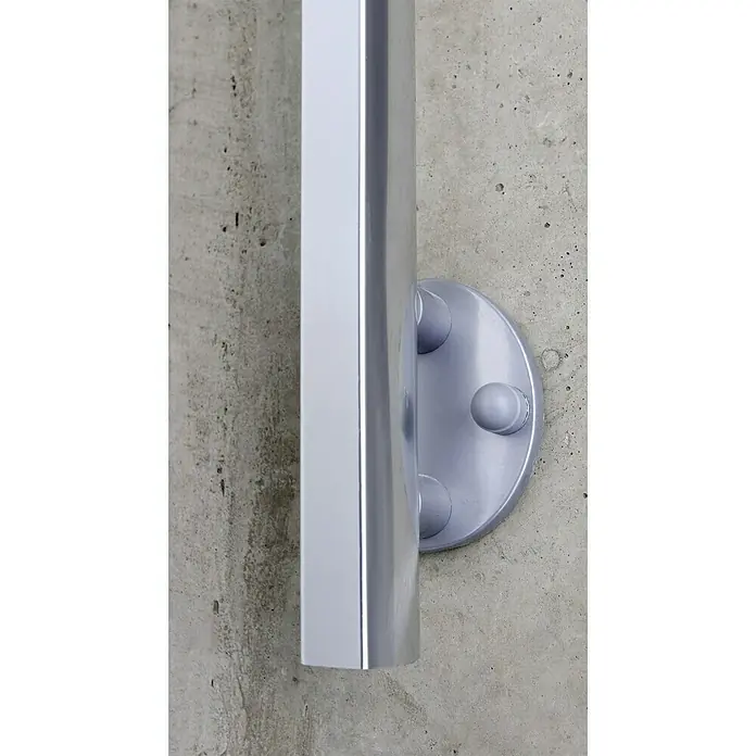 Tornillo autorroscante Blanco suelo de hormigón - 10 x 70 mm, Acero - Primer plano de un poste de pasamanos cuadrado plateado montado en una pared de hormigón con un soporte redondo.