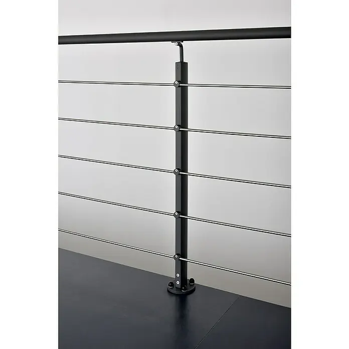 Poste de fijación plana para barandilla - 55 mm x 35 mm x 1,12 m, Negro - Detalle de una barandilla de escalera moderna con postes de metal negro y cables horizontales de acero inoxidable. Diseño elegante para interiores.