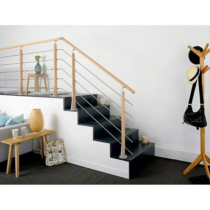 Poste de fijación plana para barandilla - 55 mm x 35 mm x 1,12 m, Haya - Una escalera moderna con barandilla de madera y cables de acero. La escalera es en blanco y negro, a juego con el diseño.
