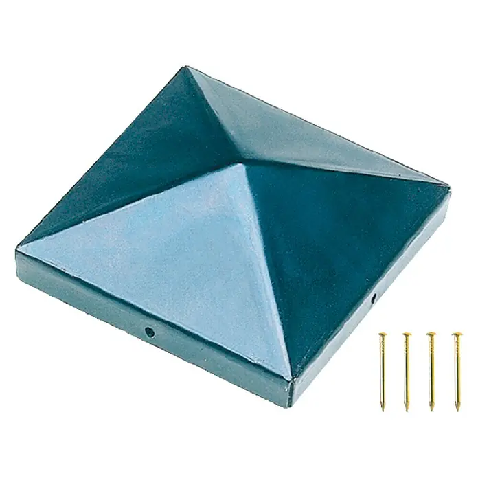 Tapa cabezal de poste - Acero, Negro - Imagen de una tapa de poste de cerca cuadrada, verde oscuro, con un diseño piramidal, acompañada de cuatro clavos dorados.