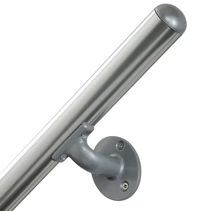 Juego de pasamanos Inoline - Plateado, Largo: 2 m - Primer plano de un soporte de pasamanos plateado moderno con tornillos y un tapón final redondeado, ideal para escaleras.