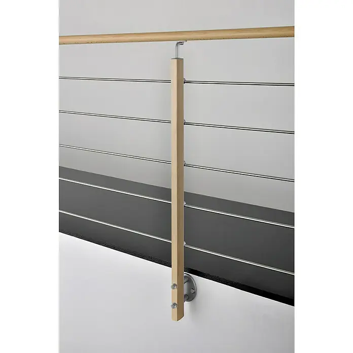 Poste de fijación lateral para barandilla - 55 mm x 35 mm x 1,12 m, Haya - Primer plano de una barandilla con pasamanos de madera y cables de acero inoxidable, montada en una pared.
