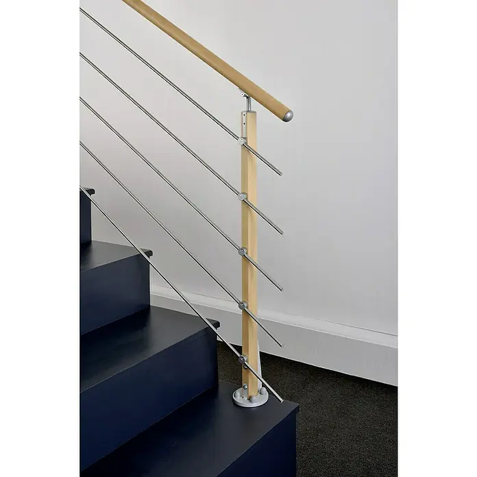 Poste de fijación plana para barandilla - 55 mm x 35 mm x 1,12 m, Haya - Primer plano de una escalera moderna con pasamanos de madera y cables de acero inoxidable, que combina diseño elegante y seguridad.