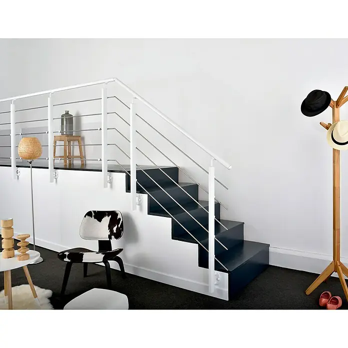 Barandilla de fijación lateral - Largo: 2 m, Color pasamanos: Blanco - Una escalera moderna con barandilla blanca y escalones azul oscuro que ofrece un elegante contraste con la pared luminosa.
