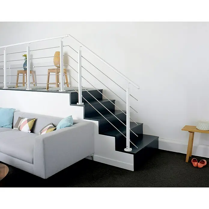 Poste de fijación plana para barandilla - 55 mm x 35 mm x 1,12 m, Blanco - Elegante diseño de escalera con una barandilla minimalista, que añade un toque moderno a la estancia. Ideal para espacios habitables.
