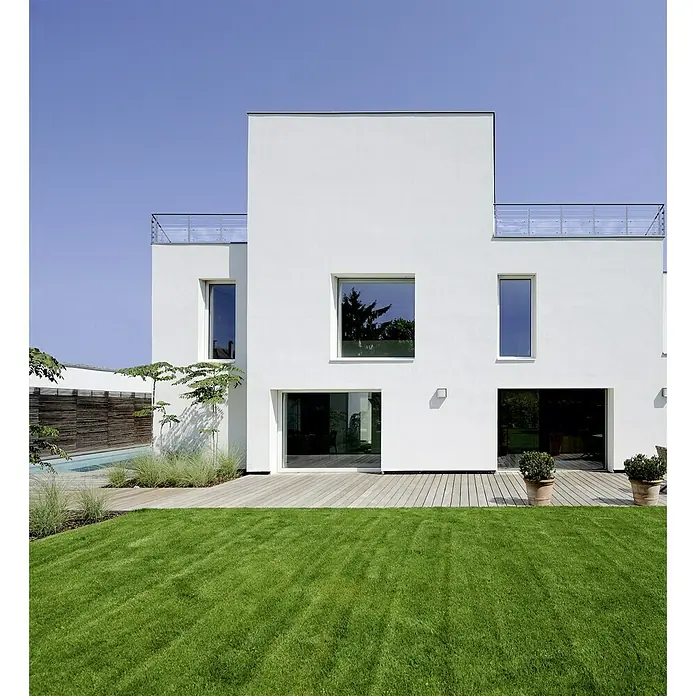 Poste de fijación plana para barandilla - 55 mm x 35 mm x 1,12 m, Negro - Fachada de casa moderna con líneas limpias, grandes ventanales y jardín cuidado. La casa impresiona por su elegancia sobria y materiales de calidad.