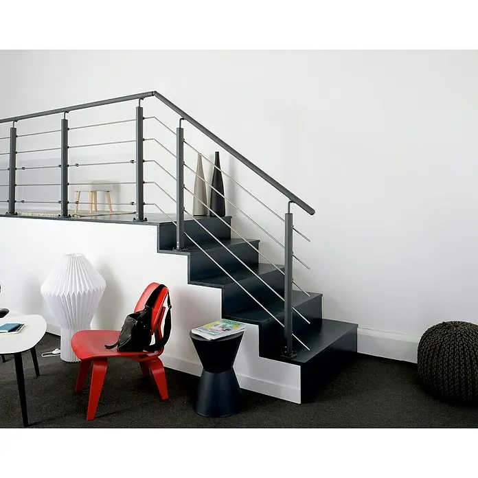 Poste de fijación plana para barandilla - 55 mm x 35 mm x 1,12 m, Negro - Una barandilla de escalera moderna con cables de acero inoxidable y postes oscuros, elegante y segura. Ideal para interiores contemporáneos.