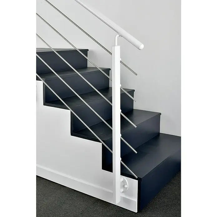 Poste de fijación lateral para barandilla - 55 mm x 35 mm x 1,12 m, Blanco - Primer plano de una escalera moderna con escalones pintados de azul, una barandilla blanca y cables plateados de acero inoxidable.