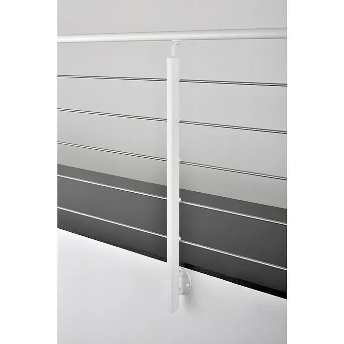 Poste de fijación lateral para barandilla - 55 mm x 35 mm x 1,12 m, Blanco - Un primer plano de una barandilla blanca moderna con barras horizontales, que muestra un diseño limpio y minimalista.