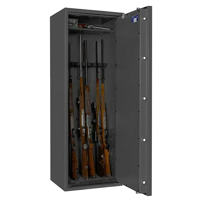 Stabilit Waffenschrank Country 208 - Geeignet für: Gemeinsame Aufbewahrung von Waffen und Munition, Einstellhöhe: Max. 1.318 mm, Doppelbart-Hochsicherheitsschloss, Halterungen: 8, Sicherheitsstufe: Widerstandsgrad N (0) - Ein grauer Waffenschrank steht offen und zeigt vier Gewehre und eine Pistole auf einem Regal.