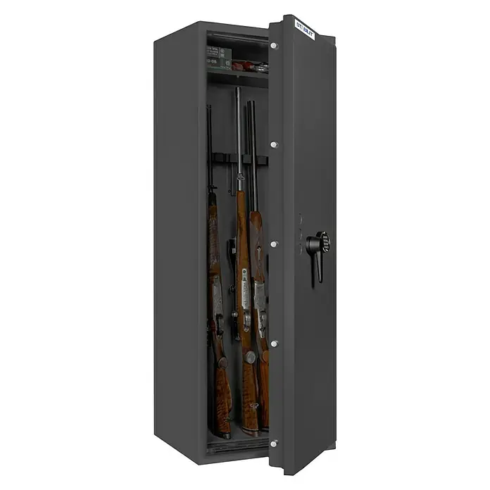 Stabilit Waffenschrank Country 218 E - Geeignet für: Gemeinsame Aufbewahrung von Waffen und Munition, Einstellhöhe: Max. 1.318 mm, Elektronisches Zahlenschloss, Halterungen: 8, Sicherheitsstufe: Widerstandsgrad 1 - Schwarzer Stabilit-Waffenschrank mit geöffneter Tür und drei darin gelagerten Gewehren. Sichere Aufbewahrung für Ihre Waffen!