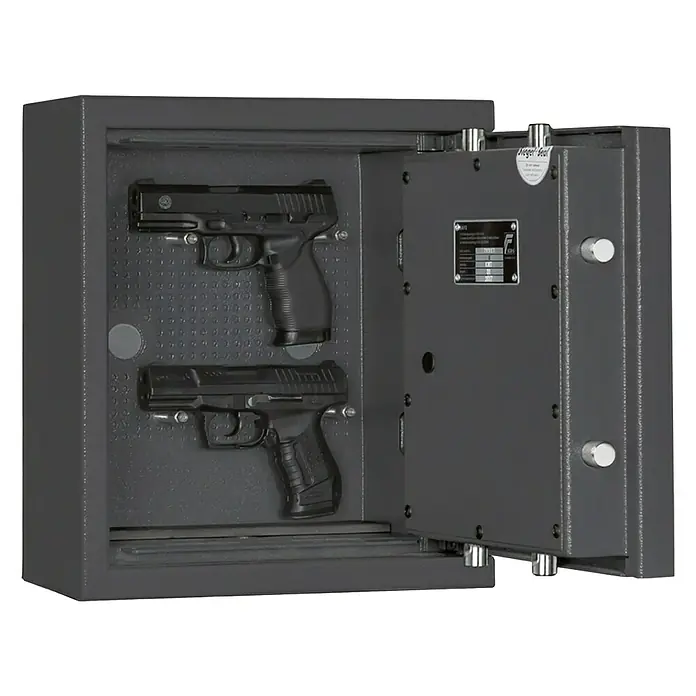 Format Kurzwaffenschrank KWT 900 - Geeignet für: Gemeinsame Aufbewahrung von Waffen und Munition, L x B x H: 170 x 360 x 405 mm, Doppelbart-Hochsicherheitsschloss - Bild eines geöffneten Tresors mit zwei Pistolen darin, der die sichere Aufbewahrung von Schusswaffen betont.