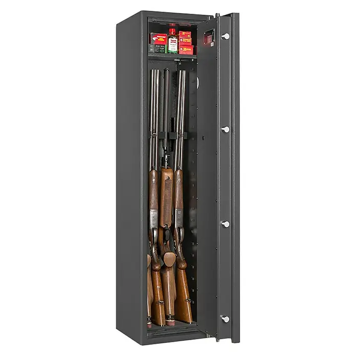 Stabilit Waffenschrank Country 204 E - Geeignet für: Gemeinsame Aufbewahrung von Waffen und Munition, Einstellhöhe: 1.240 mm, Elektronisches Zahlenschloss, Halterungen: 4 - Ein grauer Waffenschrank mit offenstehender Tür, gefüllt mit Gewehren und Munition, bietet sichere Aufbewahrung für Waffen.