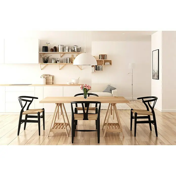 Astigarraga Holzbock Architekt - Tragkraft: 400 kg, Höhe: 70 cm, Kiefer, Natur - Esszimmer mit Holztisch und schwarzen Wishbone-Stühlen, minimalistisches Design für ein modernes Zuhause.
