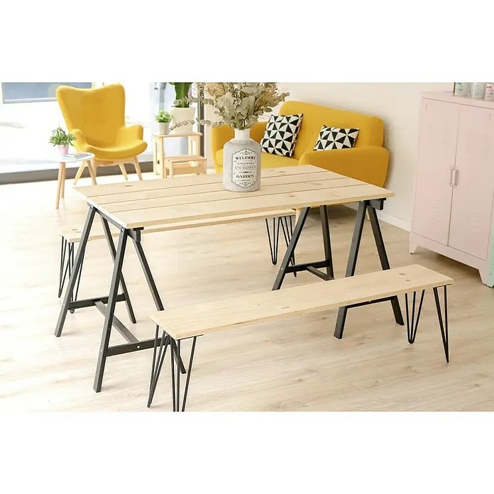 Astigarraga Holzbock Deco - Tragkraft: 400 kg, Höhe: 72 cm, Kiefer, Schwarz - Einladendes Esszimmer-Set mit Holztisch und Bänken auf schwarzen Metallgestellen, ideal für moderne Wohnräume.