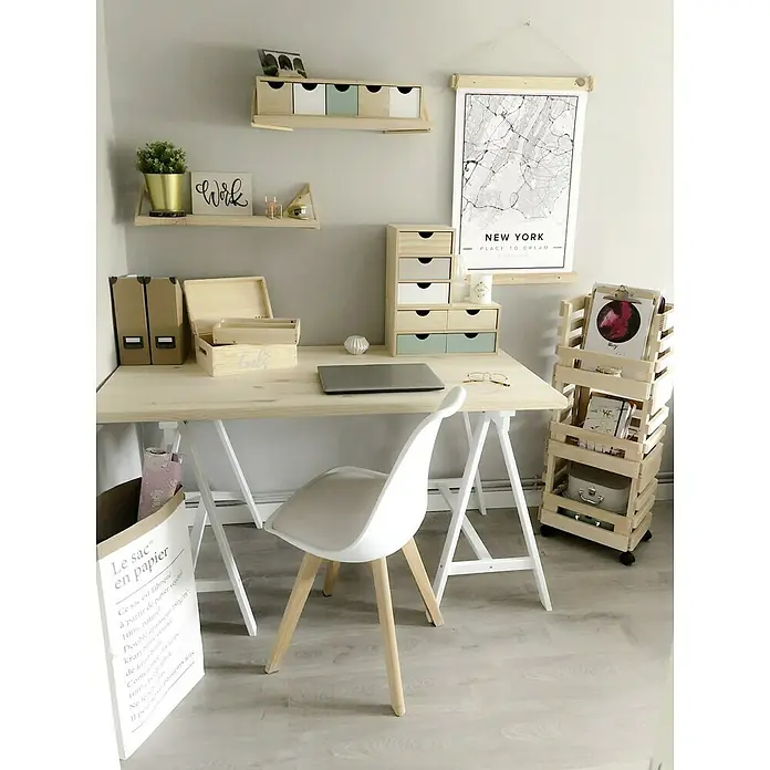 Astigarraga Holzbock Deco - Tragkraft: 400 kg, Höhe: 72 cm, Kiefer, Weiß - Arbeitsplatz mit hellem Holzschreibtisch, weißem Stuhl und Wandregalen, dekoriert mit Büroaccessoires und einer New York Karte.