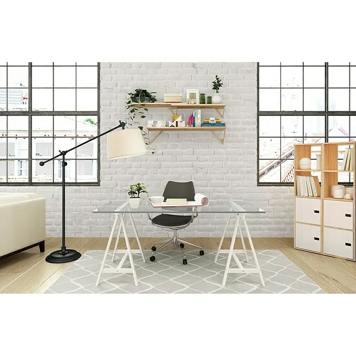 Astigarraga Holzbock Deco - Tragkraft: 400 kg, Höhe: 72 cm, Kiefer, Weiß - Ein moderner Schreibtisch mit Glasplatte und weißen Beinen, dazu ein Bürostuhl und eine Stehlampe in einem hellen Arbeitszimmer.