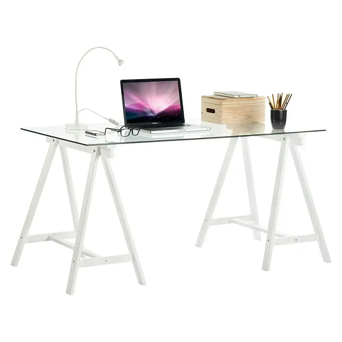 Astigarraga Holzbock Deco - Tragkraft: 400 kg, Höhe: 72 cm, Kiefer, Weiß - Ein moderner Schreibtisch mit Glasplatte und weißen Holzbeinen, ideal für ein stilvolles Arbeitszimmer. Mit Laptop, Lampe und Stifthalter.