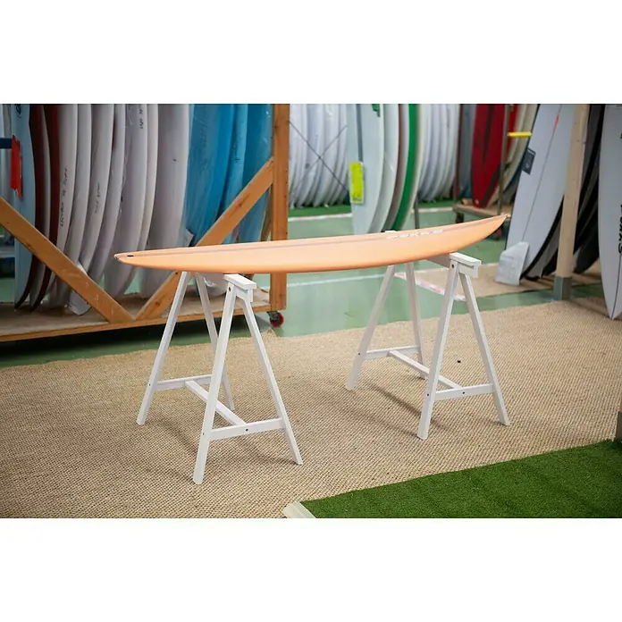 Astigarraga Holzbock Deco - Tragkraft: 400 kg, Höhe: 72 cm, Kiefer, Weiß - Helles Surfbrett auf weißen Böcken. Perfekt zum Bearbeiten und Ausstellen von Surfbrettern in Werkstätten oder Surfshops.