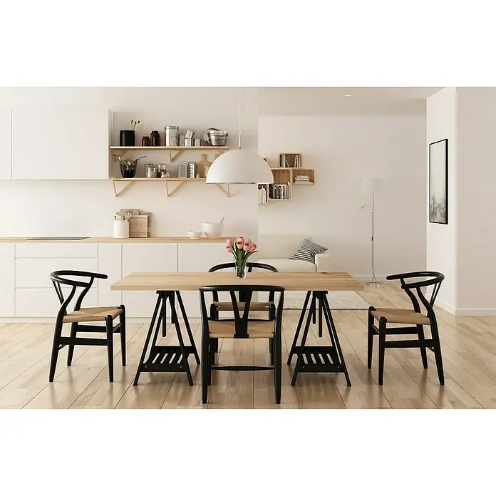 Astigarraga Holzbock Architekt - Tragkraft: 400 kg, Höhe: 70 cm, Kiefer, Schwarz - Eine moderne Küche mit einem Holztisch und schwarzen Wishbone Stühlen. Helle Farben und natürliche Materialien schaffen eine freundliche Atmosphäre.
