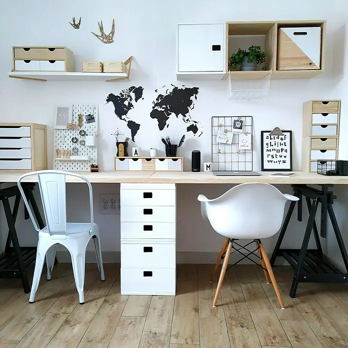 Astigarraga Holzbock Architekt - Tragkraft: 400 kg, Höhe: 70 cm, Kiefer, Schwarz - Arbeitsbereich mit hellem Holztisch, weißen Schubladencontainern und Regalen, dekoriert mit Weltkarte und minimalistischen Accessoires.