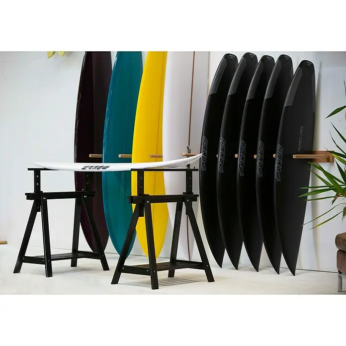 Astigarraga Holzbock Architekt - Tragkraft: 400 kg, Höhe: 70 cm, Kiefer, Schwarz - Eine Ansicht von mehreren bunten Surfbrettern und einem weißen Surfbrett auf zwei schwarzen Stativen in einem Raum.