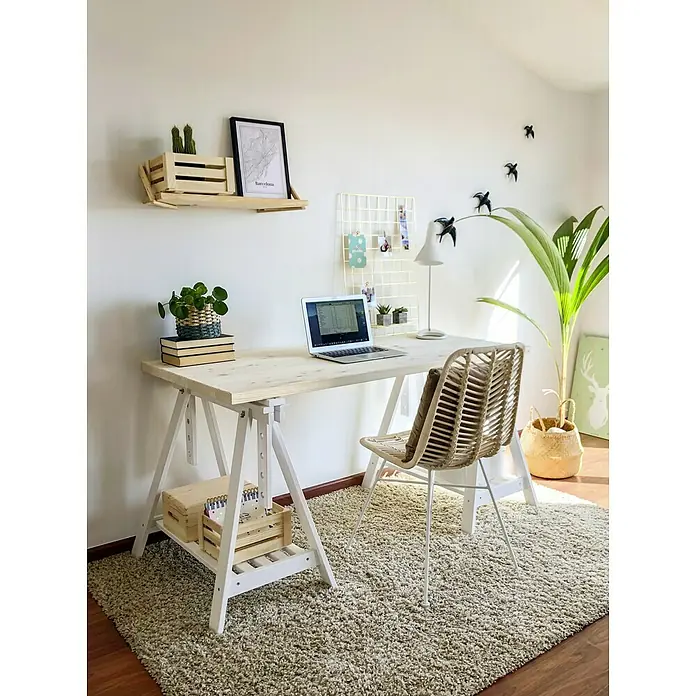 Astigarraga Holzbock Architekt - Tragkraft: 400 kg, Höhe: 70 cm, Kiefer, Weiß - Ein helles Heimbüro mit einem Schreibtisch auf Staffeleien, einem Korbgeflechtstuhl und einer Wanddekoration, die eine gemütliche und kreative Atmosphäre schafft.